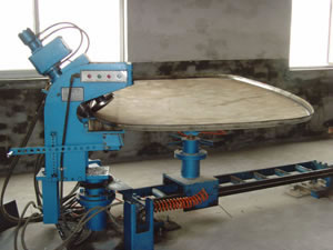 Máquina para rebordear tapas de tanque ovaladas